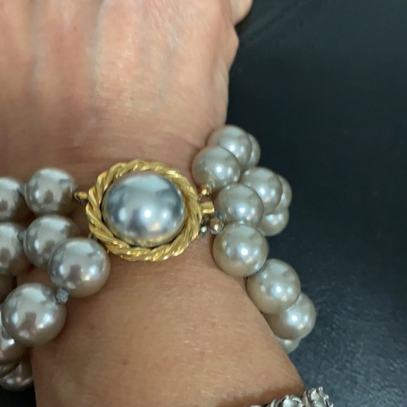 Beautiful 3 Tier large gray pearl bracelet. - Picture 5 of 11